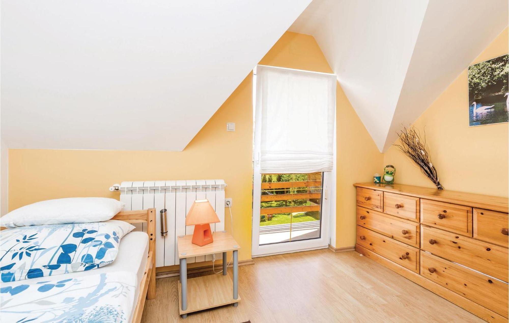 2 Bedroom Cozy Home In Licko Lesce Exteriér fotografie