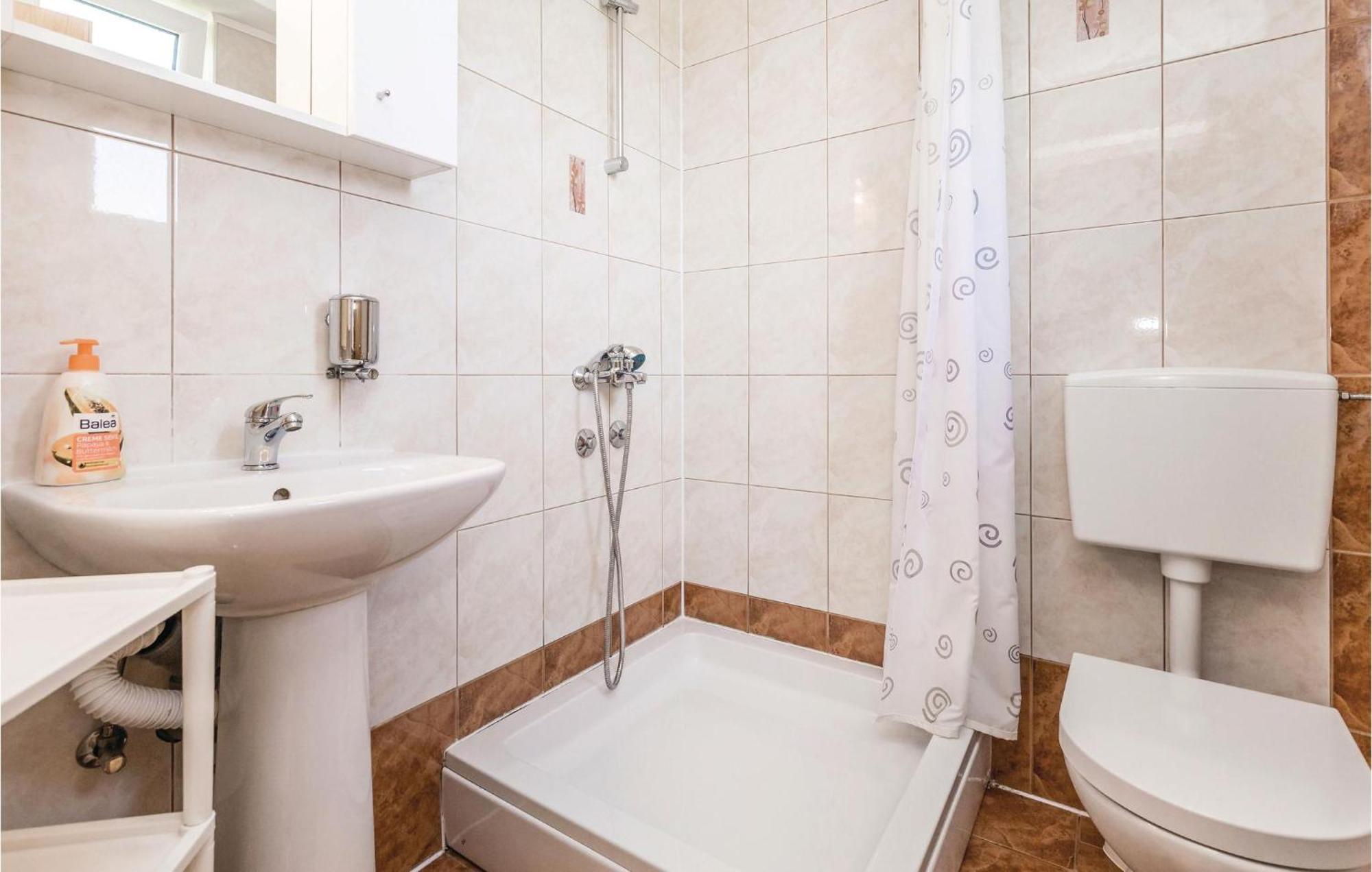 2 Bedroom Cozy Home In Licko Lesce Exteriér fotografie