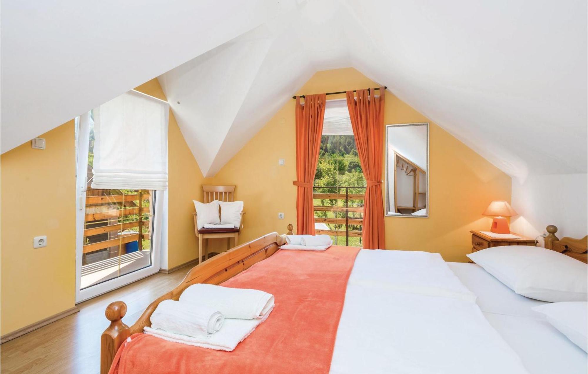 2 Bedroom Cozy Home In Licko Lesce Exteriér fotografie