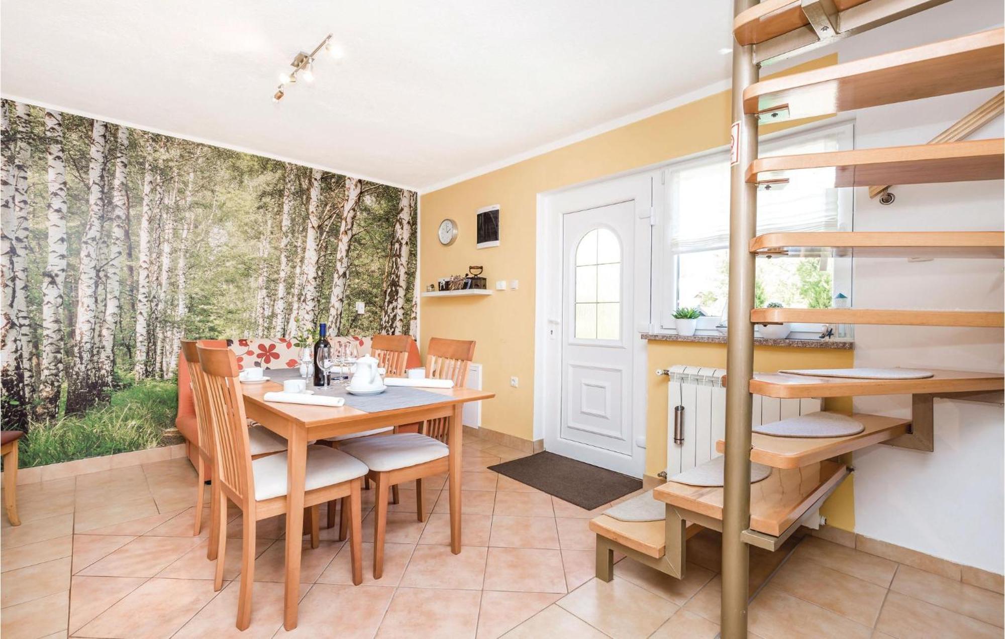 2 Bedroom Cozy Home In Licko Lesce Exteriér fotografie