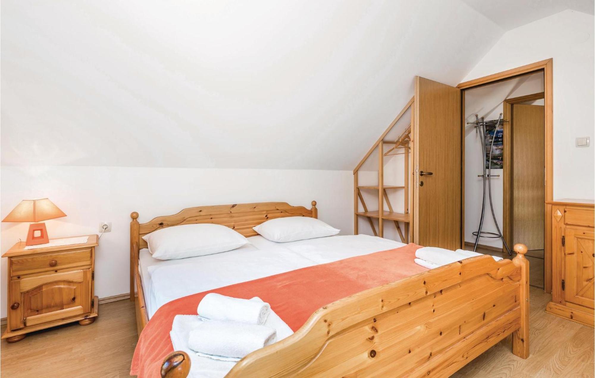 2 Bedroom Cozy Home In Licko Lesce Exteriér fotografie