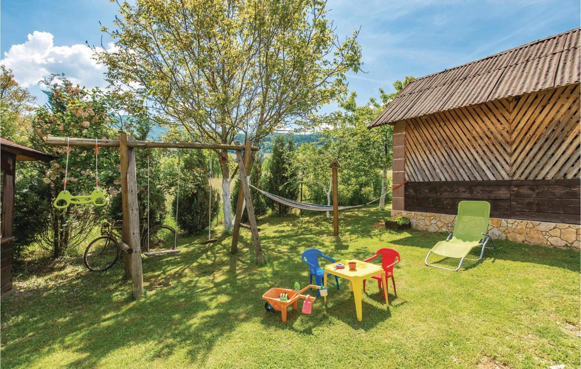 2 Bedroom Cozy Home In Licko Lesce Exteriér fotografie