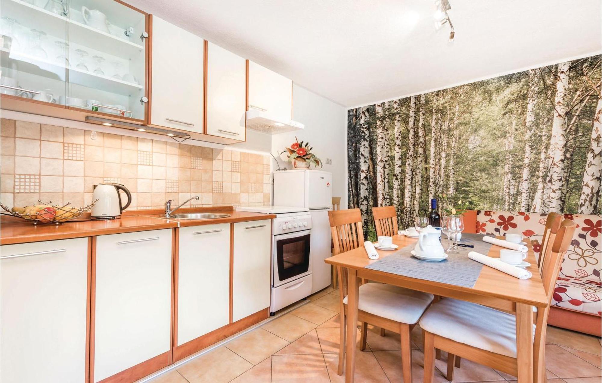 2 Bedroom Cozy Home In Licko Lesce Exteriér fotografie