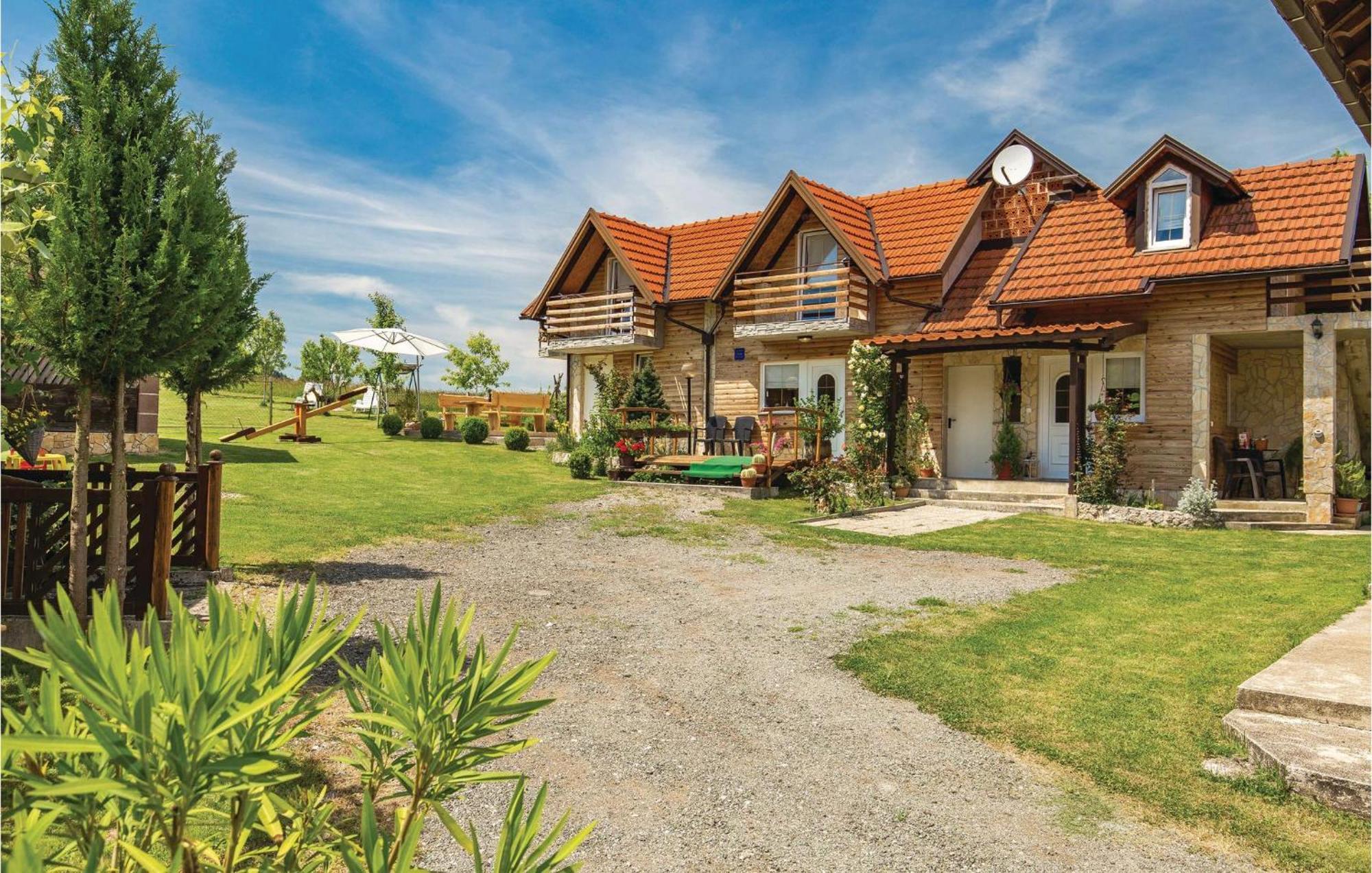 2 Bedroom Cozy Home In Licko Lesce Exteriér fotografie