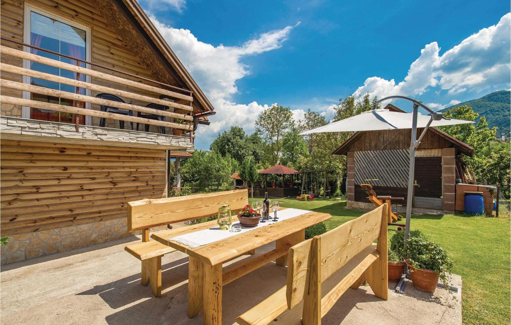 2 Bedroom Cozy Home In Licko Lesce Exteriér fotografie
