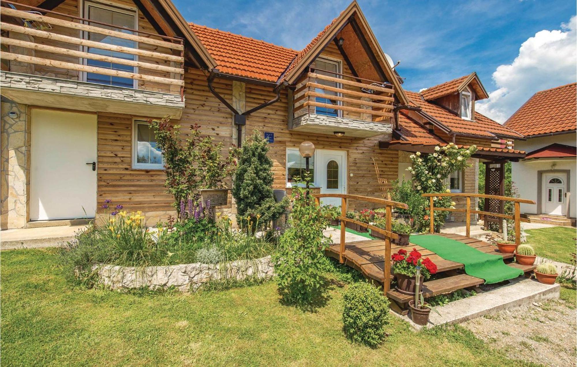 2 Bedroom Cozy Home In Licko Lesce Exteriér fotografie