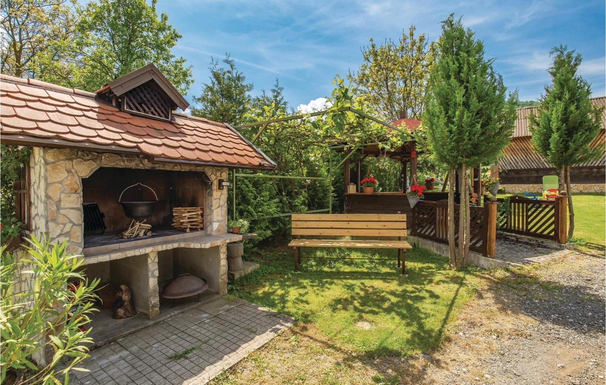 2 Bedroom Cozy Home In Licko Lesce Exteriér fotografie
