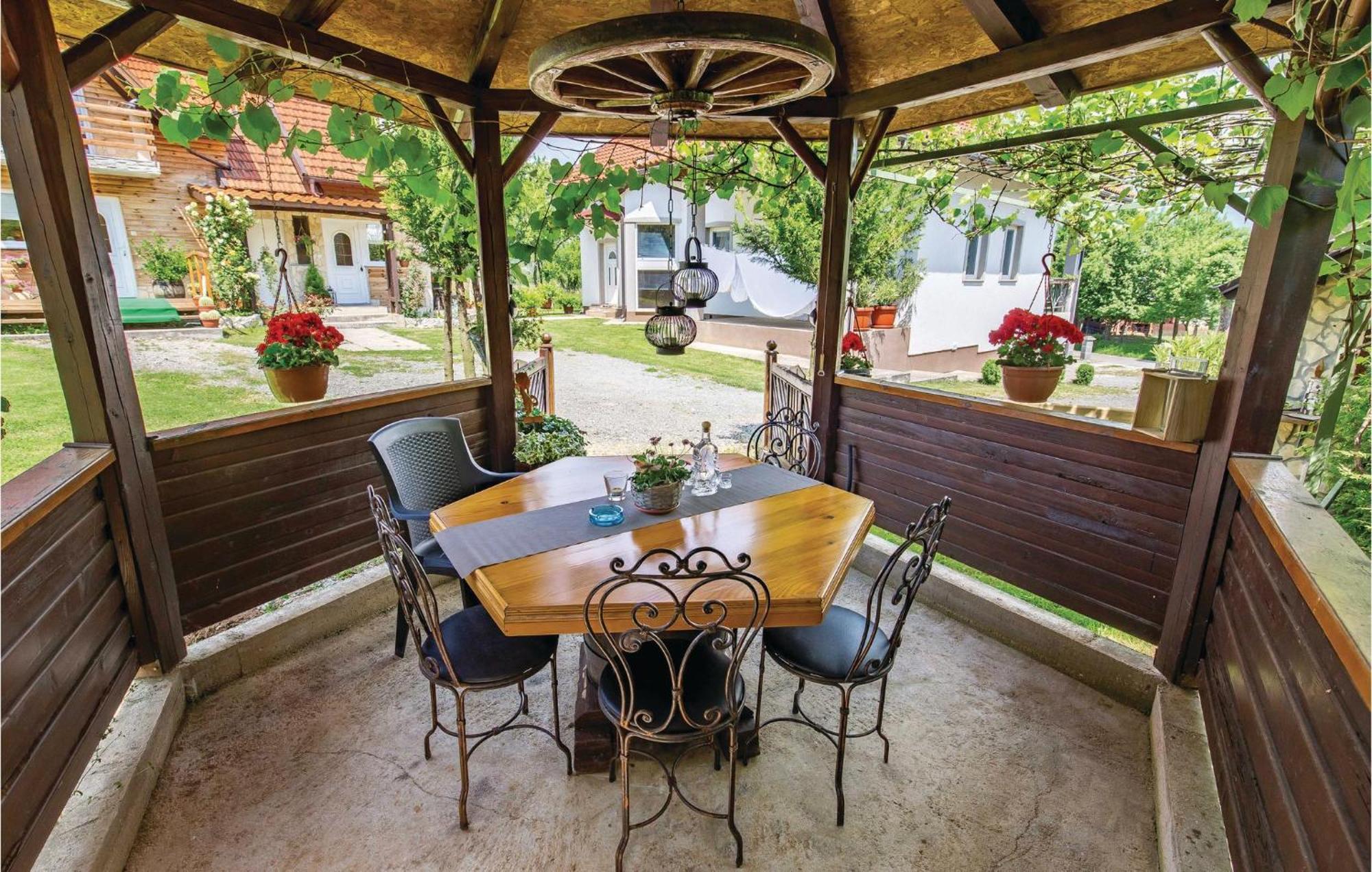 2 Bedroom Cozy Home In Licko Lesce Exteriér fotografie